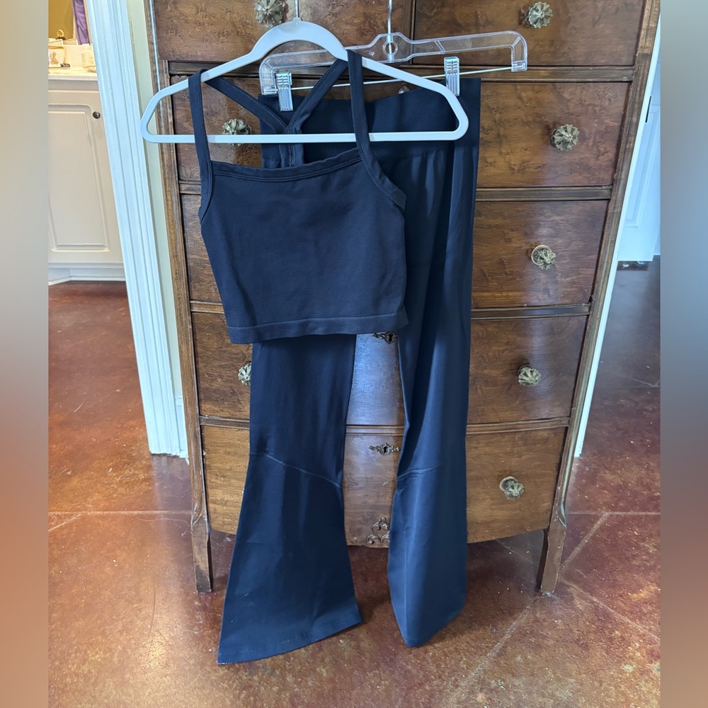 Gym shark Black Athletic Set - Flare pants and bra top set - Picture 2 of 3